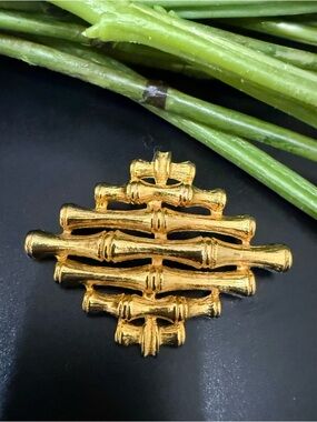 Vintage Unsigned Gold-tone Bamboo Brooch 21.3g.